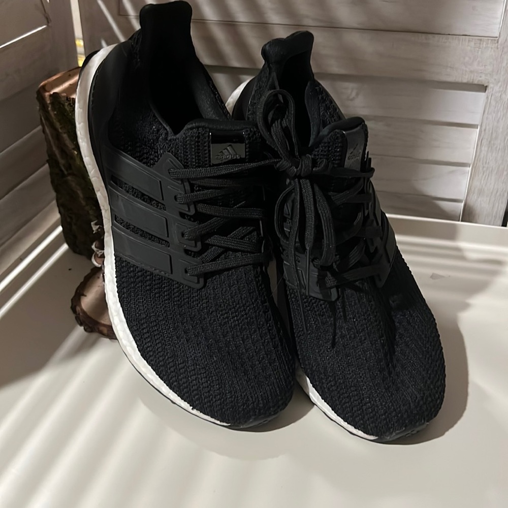 Womens adidas size 8 athletic shoes
